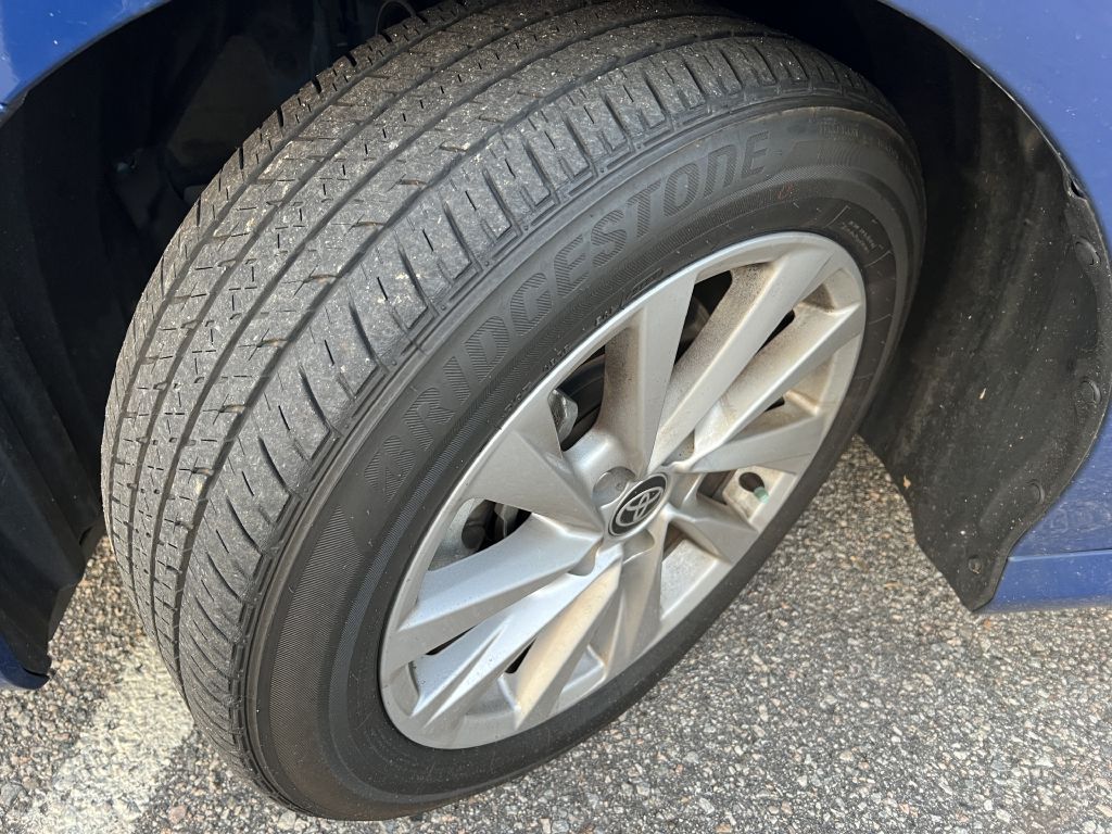 2023 toyota camry le