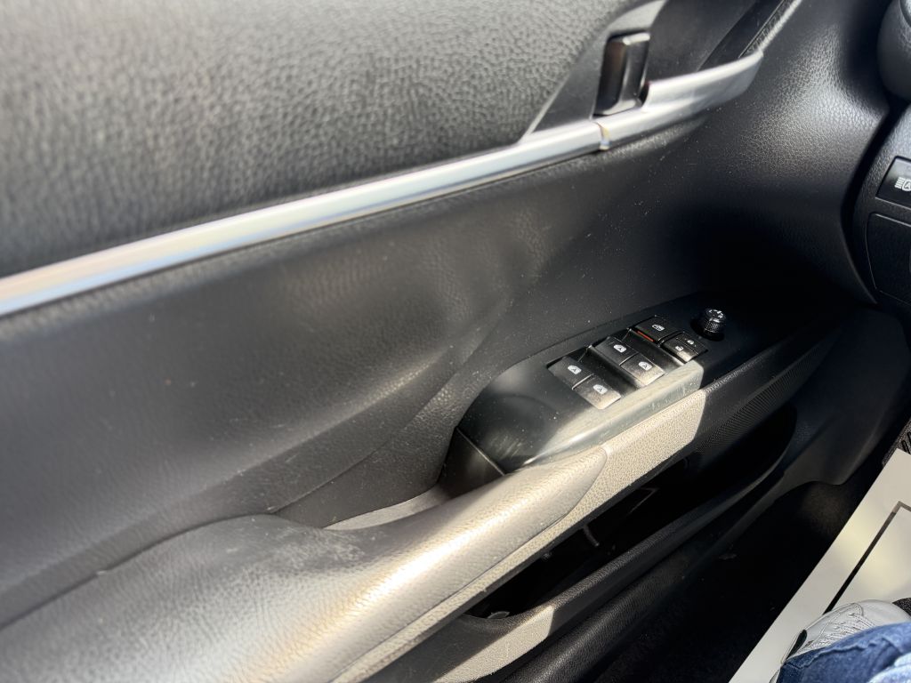 2019 toyota camry le