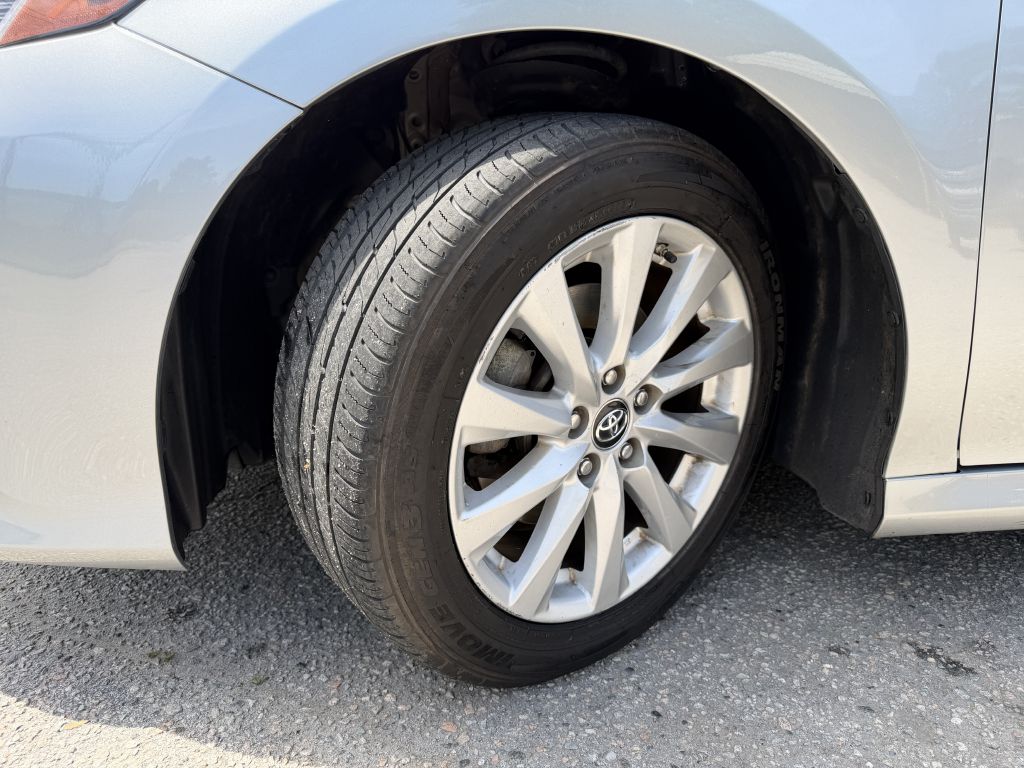 2019 toyota camry le
