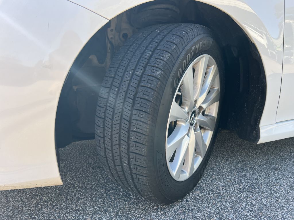 2019 toyota camry le